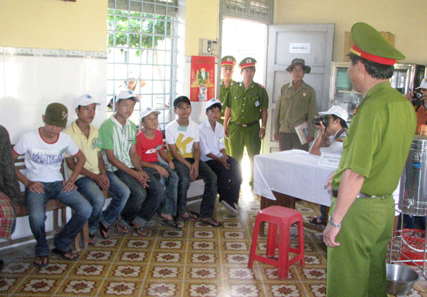 Giáo dục về pháp luật cho thanh-thiếu niên “hư” tại trại tạm giam Hòa Sơn, Đà Nẵng. 
