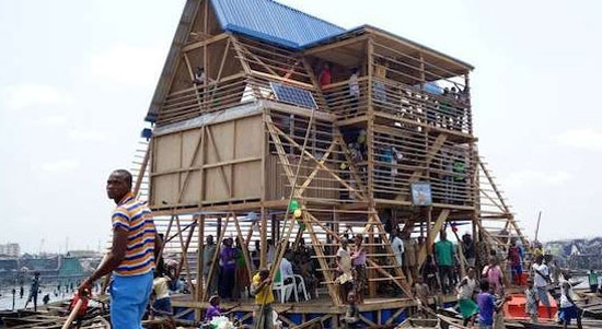 Trường học trên mặt nước ở khu ổ chuột Makoko đang xây dựng.