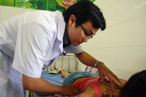 Bác sĩ trẻ Phan Nguyên Huy đang điều trị thoái hóa đốt sống cổ cho bệnh nhân. Ảnh: M.C.M