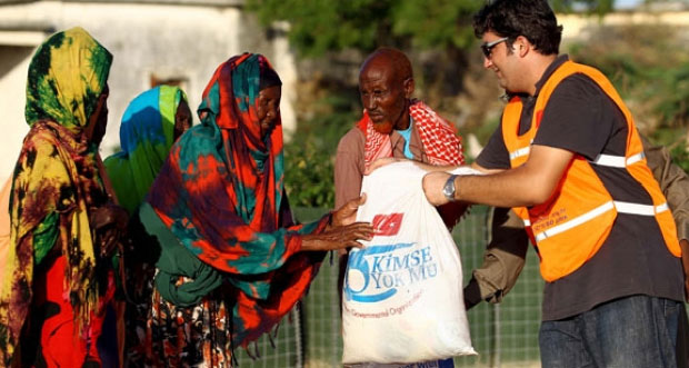 Nhân viên cứu trợ tiếp cận người dân để trao lương thực.