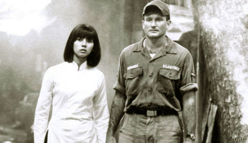 Robin Williams thủ vai Adrian Cronauer trong phim Good Morning Vietnam với diễn viên Thái Lan Chintara Sukapatana trong vai Trinh.
