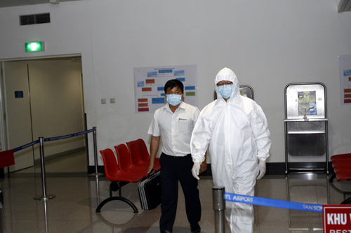 Nhân viên Y tế diễn tập đưa hành khách bị sốt ra xe cứu thương tại Cảng hàng không Quốc tế Tân Sơn Nhất. 