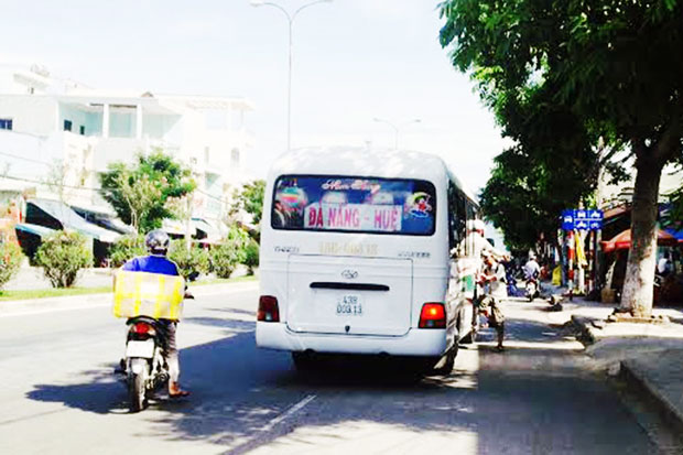 Sáng 13-8, xe khách tuyến Đà Nẵng-Huế vẫn chạy như... rùa để đón thêm khách trên đường Tôn Đức Thắng.
