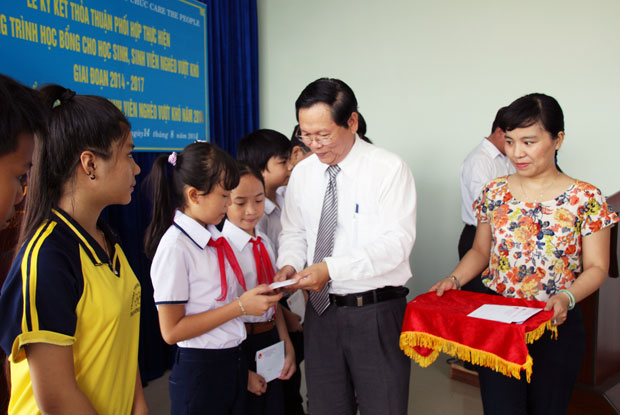 Ông Trần Đình Liễn, Chủ tịch Hội Khuyến học thành phố Đà Nẵng, trao học bổng Care the People cho học sinh có hoàn cảnh khó khăn đợt 1 năm học 2014-2015. 