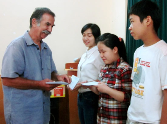 Jean Cabane trao học bổng cho học sinh nghèo vượt khó học giỏi do Hội Từ thiện và Bảo vệ quyền trẻ em thành phố Đà Nẵng tổ chức. 