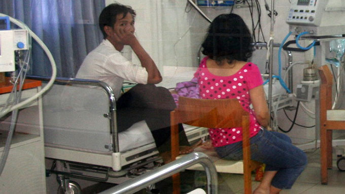 Thân nhân bé Pi Năng Tuấn Hữu đang rất lo âu trước tình trạng nguy kịch của bé (ảnh chụp tại khoa nhi Bệnh viện Đa khoa Khánh Hòa) - Ảnh: P.S.N.