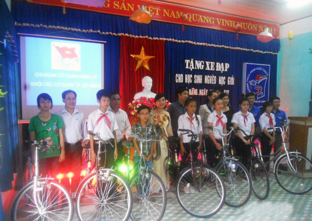 Những chiếc xe đạp được trao cho các em nhỏ vượt khó học giỏi của phường Nại Hiên Đông. 