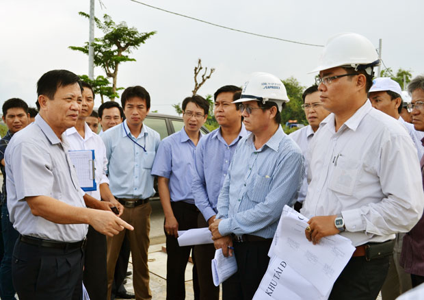 Bí thư Thành ủy, Chủ tịch HĐND thành phố Trần Thọ kiểm tra các dự án tái định cư trên địa bàn quận Cẩm Lệ. Ảnh: Việt Dũng 
