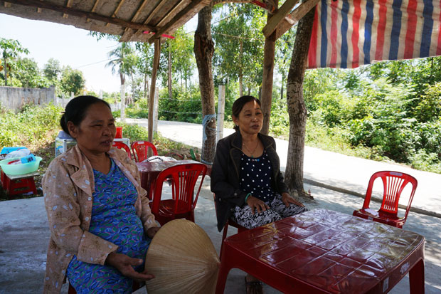 Bà Hồng (bìa phải) đang tư vấn cho người dân những kiến thức về DS-KHHGĐ ở quán nước ven đường.