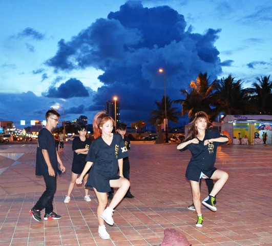 Thành viên các nhóm nhảy đang luyện tập lại các động tác trước khi bước vào cuộc thi chính thức