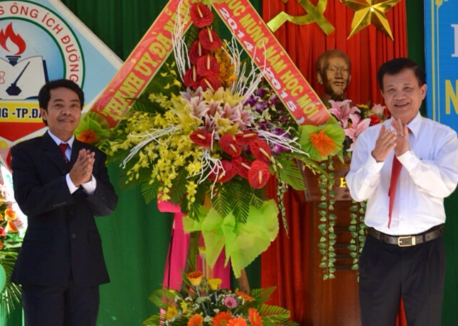 Bí thư Thành ủy Trần Thọ tặng lẵng hoa chúc mừng trường THCS Ông Ích Đường trong ngày khai giảng năm học 2014-2015