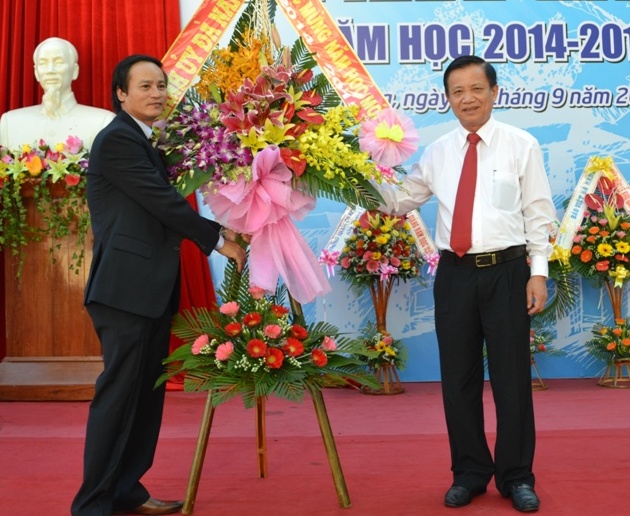 Bí thư Thành ủy, Chủ tịch HĐND TP Trần Thọ tặng hoa chúc mừng thầy và trò Trường THPT Phan Châu Trinh. Ảnh: Việt Dũng
