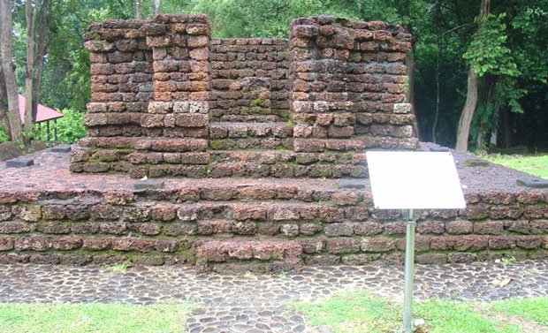 Một ngôi đền Hindu bằng đá ong tại Thung lũng Bujang, bang Kedah, Malaysia, thế kỷ 11-12. 