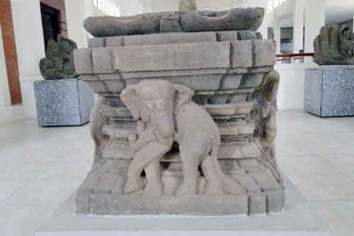Đài thờ thể hiện bốn con voi trước một tòa sen bố cục bằng các đường kỷ hà; loại đài thờ này phổ biến trong nghệ thuật Chàm vào thế kỷ 11-12. Hiện trưng bày tại Bảo tàng Văn hóa Sa Huỳnh-Chămpa, Trà Kiệu, Duy Xuyên, Quảng Nam.
