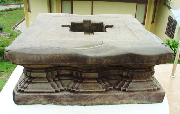 Đài thờ duy nhất bằng sa thạch có bố cục vuông thể hiện tòa sen bằng những đường kỷ hà, phát hiện tại Thung lũng Bujang, bang Kedah, Malaysia, thế kỷ 11.Ảnh: T.K.P