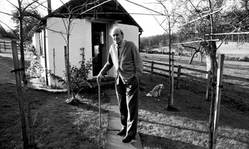 Nhà văn Roald Dahl bên ngoài túp lều sáng tác - năm 1986 và 
