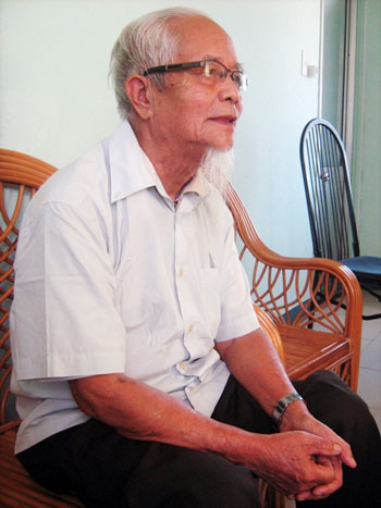 Bác Hoàng Đình Phiến đang trình bày kinh nghiệm tự chữa trĩ tại Phòng Thừa kế thuốc Nam Bệnh viện YHCT Đà Nẵng. Ảnh: P.C.T