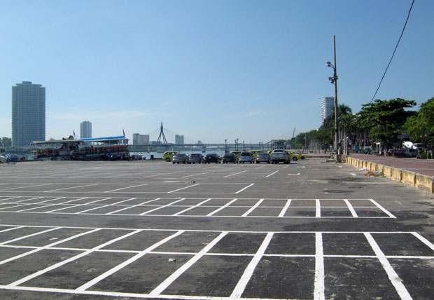 Khu vực Cảng Sông Hàn và Câu lạc bộ Thái Phiên (đường Lý Tự Trọng) được sử dụng làm bãi đỗ xe cho các tổ chức, cá nhân đến giao dịch tại TTHC.
