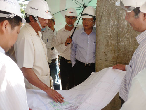 Đồng chí Nguyễn Bá Thanh, Trưởng ban Nội chính Trung ương, nguyên Bí thư Thành ủy Đà Nẵng luôn quan tâm và dành nhiều thời gian theo dõi, chỉ đạo việc thi công công trình TTHC.