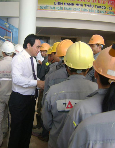 Chủ tịch UBND thành phố Đà Nẵng Văn Hữu Chiến thăm và chúc Tết Giáp Ngọ người lao động ở công trình.
