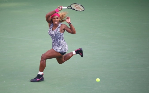Serena Williams lthi đấu rất ấn tượng dù bị đau nhẹ (Ảnh Reuters)