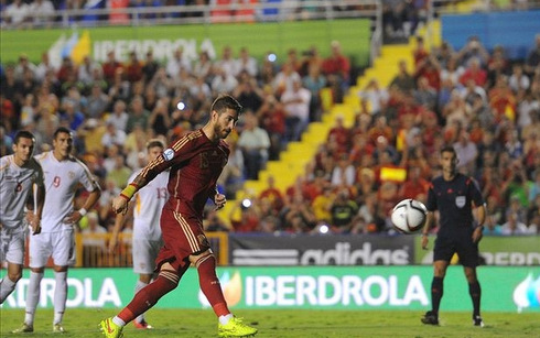 Ramos thực hiện chính xác quả penalty mở tỷ số trận đấu (Ảnh: getty)