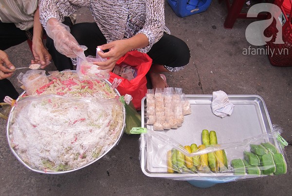 Những chiếc bánh bằng bột nếp và dừa khô đầy màu sắc có giá rất rẻ.