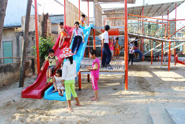Trẻ em ở thôn Cẩm Nê, xã Hòa Tiến, huyện Hòa Vang thích thú với những trò chơi.