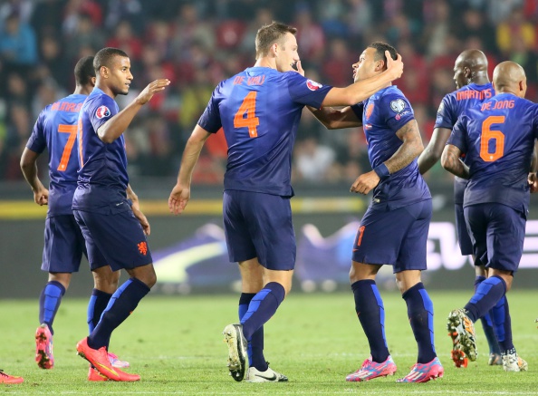 Các cầu thủ Hà Lan ăn mừng bàn thắng gỡ hòa (Ảnh: Getty)