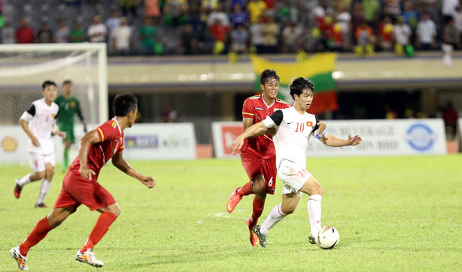 U19 Việt Nam (áo sáng) quyết tâm đòi lại món nợ thua U19 Myanmar ở chung kết Cúp Hassanal Bolkiah.