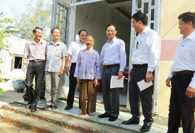 Phó Bí thư Thành ủy Nguyễn Xuân Anh kiểm tra tiến độ sửa chữa nhà ở trên địa bàn quận Ngũ Hành Sơn. 