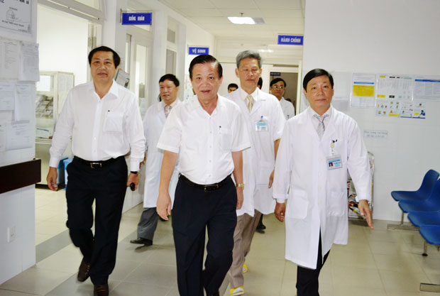 Bí thư Thành ủy Trần Thọ đến thăm các khoa, phòng của Bệnh viện Đà Nẵng. Ảnh: VIỆT DŨNG
