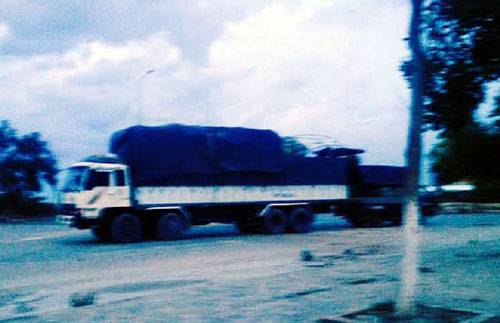Chiếc xe tải mang BKS 54T 692... đang hạ tải sang chiếc xe tải nhỏ mang BKS của thành phố Đà Nẵng.