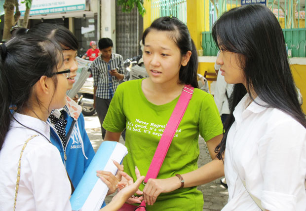 Từ năm 2015, Bộ GD&ĐT tổ chức một kỳ thi quốc gia lấy kết quả tốt nghiệp của học sinh THPT để xét tuyển ĐH, CĐ. TRONG ẢNH: Thí sinh thi tuyển sinh ĐH, CĐ năm 2014 đợt 2 vào ĐH Đà Nẵng.