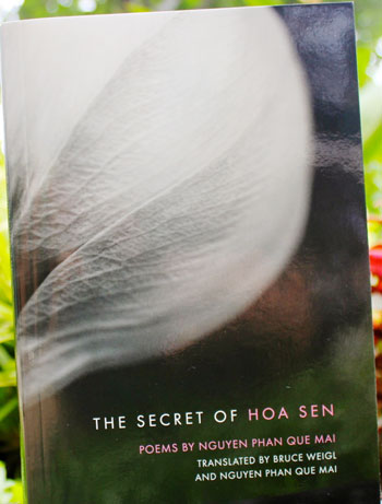 Tập thơ Bí mật của Hoa sen sẽ được phát hành trên toàn thế giới.