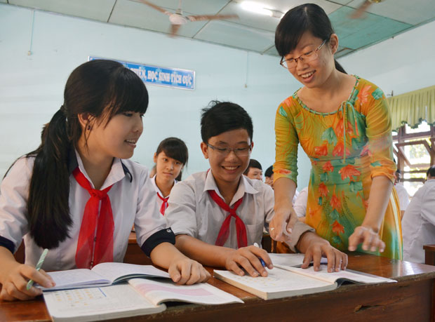 Cô giáo và học sinh Trường THCS Nguyễn Bỉnh Khiêm trong một tiết học. Ảnh: MAI CHI MAI