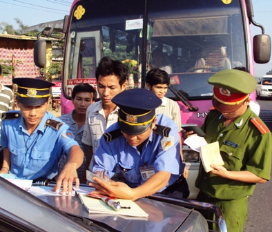  Lực lượng chức năng tỉnh Quảng Ngãi kiểm tra, xử lý xe khách vi phạm