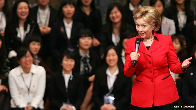 Bà Hillary Clinton tổ chức các bài diễn thuyết theo mô hình tại tòa thị chính trong chuyến công du đầu tiên trong cương vị Ngoại trưởng Hoa Kỳ, 2009