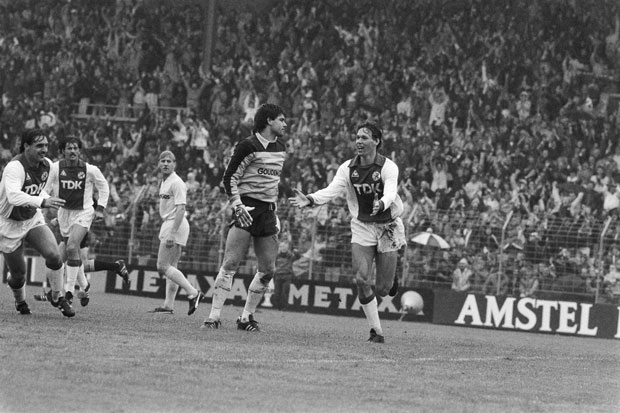 Marco Van Basten năm 1983 (bìa phải), khi còn khoác áo CLB Ajax Amsterdam. Ảnh: Wikipedia