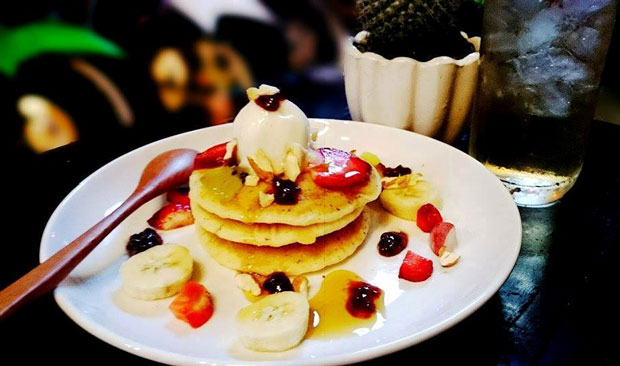 Đĩa bánh pancake hương chuối hấp dẫn tại Savour. Ảnh: P.T
