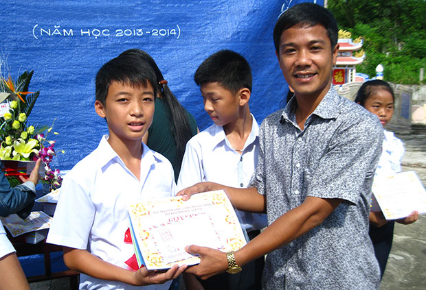 Phát thưởng tại buổi ra mắt Chi hội Khuyến học tộc Nguyễn Văn làng Phước Hưng vào đầu năm học 2014-2015.Ảnh: L.G.L