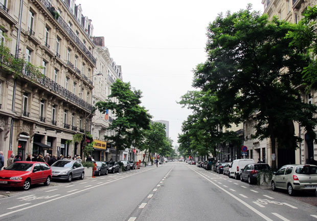  Du khách đi dạo phố phường Brussels trong “Ngày chủ nhật không xe hơi”. Ảnh: T.Đ.A.S