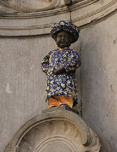 Manneken Pis trong trang phục Áo dài truyền thống của Việt Nam do Đại sứ Việt Nam tại Bỉ tặng vào ngày 29-9-2012, nhân dịp chào mừng kỷ niệm 40 năm quan hệ hai nước. Tính tới thời điểm đó, đây là bộ trang phục thứ 892 trên thế giới mà chú bé  Manneken Pis khoác lên mình. (Ảnh: Internet)