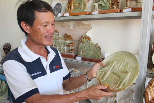 Bộ sản phẩm điêu khắc đá với biểu tượng các cầu Đà Nẵng do anh Mai Thanh Thiện sáng tác có thể làm sản phẩm cho khách du lịch khi đến Đà Nẵng. 