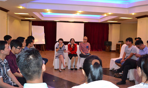 Mẹ Châu (ngồi ngoài cùng bên trái) và các thành viên trong Hội PFLAG Việt Nam tại buổi gặp mặt các bạn đồng tính Đà Nẵng tối 6-9-2014. Ảnh:T.H