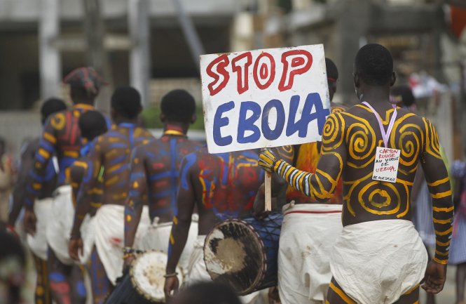 Các diễn viên diễu hành trên đường sau khi biểu diễn tại một ngôi trường. Hoạt động nằm trong khuôn khổ chiến dịch chống Ebola tại Abidjan (Bờ Biển Ngà) - Reuters