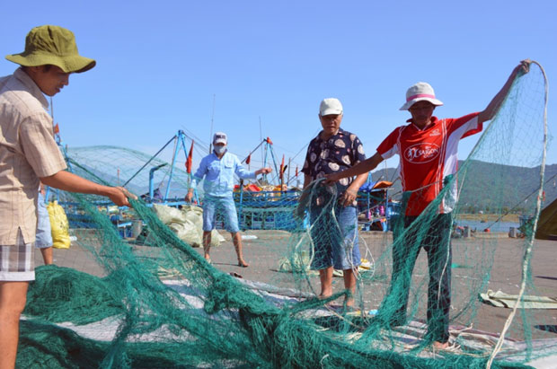 Để Nghị định 67 thành công, Đà Nẵng cần phải chọn những “hạt giống” tốt. Trong ảnh: Ngư dân chuẩn bị ngư lưới cụ trước khi ra khơi.
