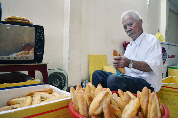 Ở tuổi 85, hằng ngày, ông Tý vẫn tham gia vào quá trình nêm nếm để làm chả và xẻ bánh mì, để đem đến cho thực khách ổ bánh mì đơn giản nhưng đậm đà.