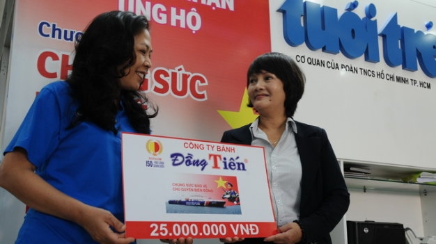 Bà Nguyễn Thị Phương Lan - Giám đốc Công ty Bánh Đồng Tiến ủng hộ 