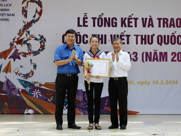 Em Phạm Phương Thảo nhận giải tại Lễ tổng kết và trao giải Cuộc thi Viết thư Quốc tế UPU lần thứ 43 - năm 2014.